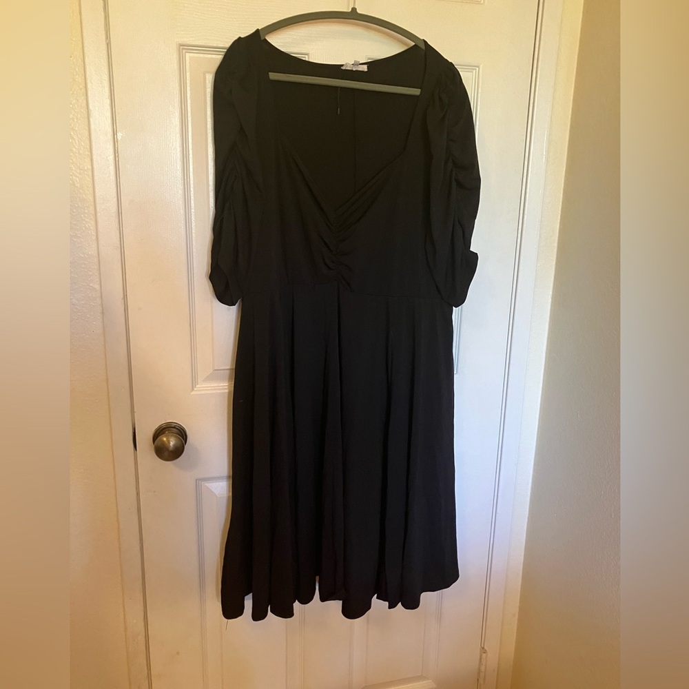 Pinup Fashion women’s V neck quarter sleeve dress.